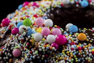 Love beads are dragées made of sugar with a diameter of a few millimetres and coloured in various