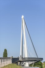 Die Deux-Rives-Fussgängerbrücke zwischen Deutschland und Frankreich in Kehl und Strassburg, ein