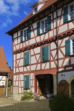 Gomaringen Castle, castle courtyard, paving stones, windows, green shutters, former parish