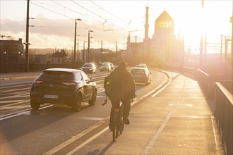 Cyclists on the Marienbrücke in the evening light