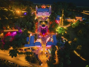 Around the three illuminated Elbe castles in Dresden, more than 6000 visitors celebrated a balmy