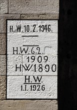 Marked flood levels on a wall as a reminder and warning, Hannoversch Münden, Lower Saxony, Germany,