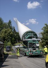 Transport of an 80m long rotor blade for a wind turbine in Saxony through Voigtsdorf