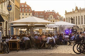 Outdoor gastronomy on Dresden's Neumarkt at the Church of Our Lady, thanks to the current Corona