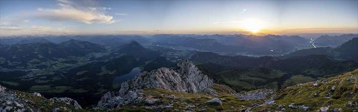 Evening atmosphere at the summit of the Scheffauer, view of Hintersteiner See and Inntal,