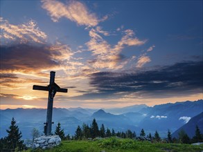 Summit cross of the Ahornbüchsenkopf at sunrise, behind Osterhorngruppe and Dachstein, Roßfeld,