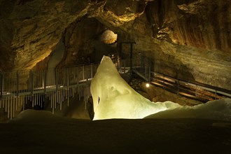 The illuminated Giant Ice Cave, a cave in the Dachstein massif. The suspension bridge in Tristandom