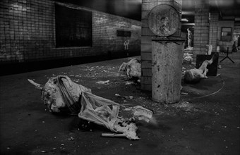 GDR, Berlin, 17 June 1990, Oranienburger Straße S-Bahn station, figures erected by the Weißensee