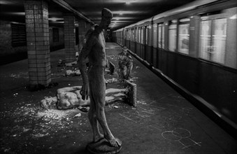 GDR, Berlin, 17 June 1990, Oranienburger Straße S-Bahn station, figures erected by the Weißensee