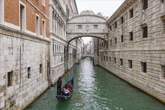 A gondola passing the Bridge of Sighs (Ponte dei Sospiri), Venice, Italy, Europe