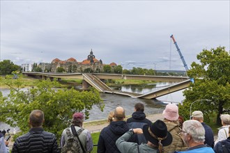 In the early hours of the morning, a section of the Carola Bridge collapsed for unknown reasons.