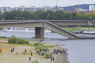 In the early hours of the morning, a section of the Carola Bridge collapsed for unknown reasons.