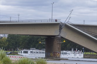 In the early hours of the morning, a section of the Carola Bridge collapsed for unknown reasons.