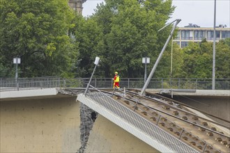 In the early hours of the morning, a section of the Carola Bridge collapsed for unknown reasons.