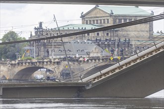 In the early hours of the morning, a section of the Carola Bridge collapsed for unknown reasons.