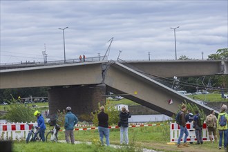 In the early hours of the morning, a section of the Carola Bridge collapsed for unknown reasons.