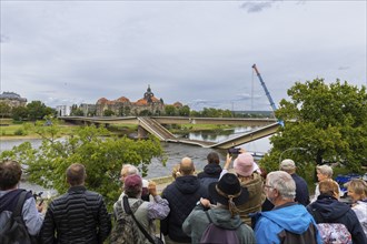 In the early hours of the morning, a section of the Carola Bridge collapsed for unknown reasons.