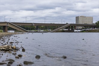 In the early hours of the morning, a section of the Carola Bridge collapsed for unknown reasons.