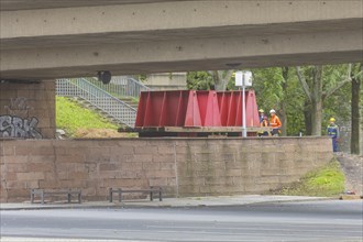 In the early hours of the morning, a section of the Carola Bridge collapsed for unknown reasons.