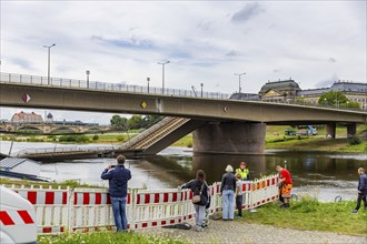 In the early hours of the morning, a section of the Carola Bridge collapsed for unknown reasons.