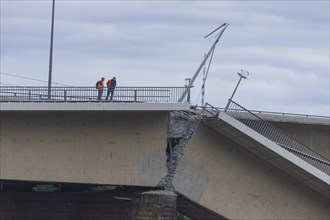 In the early hours of the morning, a section of the Carola Bridge collapsed for unknown reasons.