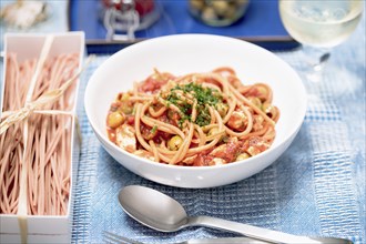 Spaghetti al peperoncino with chicken breast, tomatoes and olives