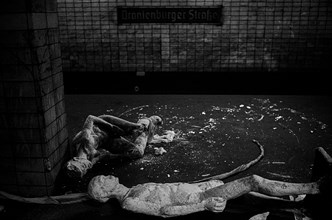 GDR, Berlin, 17 June 1990, Oranienburger Straße S-Bahn station, figures erected by the Weißensee