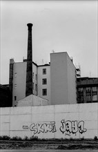 GDR, Berlin, 21 June 1990, Development at the Wall (East_Berlin), seen from Zimmerstraße (corner of