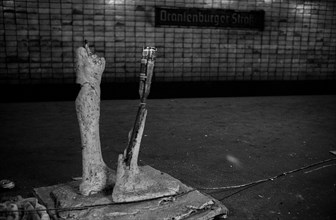 GDR, Berlin, 17 June 1990, Oranienburger Straße S-Bahn station, figures set up by the Weißensee art