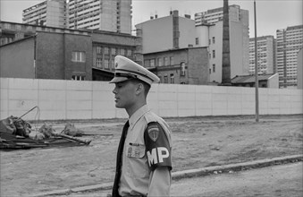 GDR, Berlin, 21 June 1990, MP of the American Allies, buildings at the Wall, seen from Zimmerstraße