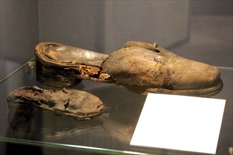 Leather shoes like this one from around 1630 were found in the vicinity of the Bremen cog