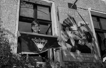 Germany, Berlin, 25 May 1991, PGH Glühende Zukunft, Henning Wagenbreth holding the club flag,