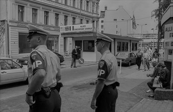 GDR, Berlin, 27 June 1990, Allied border hut at Check Point Charlie (Friedrichstraße), MP, military