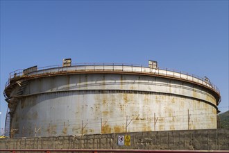 Stainless steel tank for the storage of crude oil in a refinery in northern Sicily