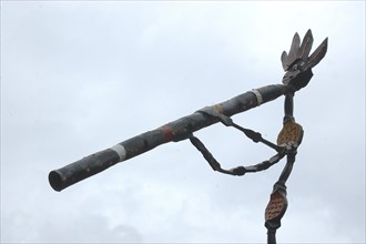 Sculpture of aboriginal playing a didgeridoo