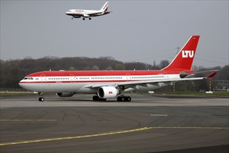 Düsseldorf International Airport, LTU, Air Berlin, Boeing 737-200 shortly in front of take-off