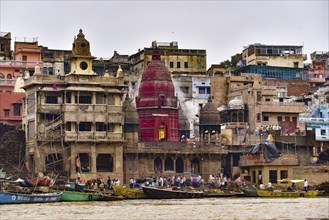 Body burning ceremony at Manikarnika Ghat on the Ganges river, Varanasi, India, Asia