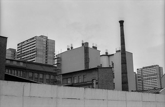 GDR, Berlin, 21 June 1990, Development at the Wall (East_Berlin), seen from Zimmerstraße (corner of