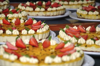 Passionfruit cheesecake with strawberries and mint