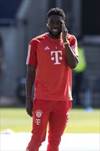 Alphonso DAVIES FC Bayern Munich with airpods and smiling in front of the game