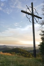 Summit cross on the Weiherberg, between Dietges and Sieblos, evening mood, view over the