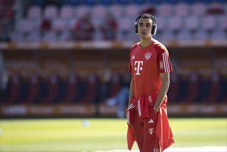 Jamal MUSIALA FC Bayern Munich with headphones and hands in pockets in front of the game