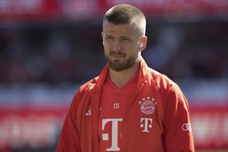 Eric DIER FC Bayern Munich with Airpods in front of the game