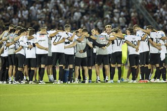 Football match, the SSV Ulm team united in a circle on the pitch after the defeat against FC Bayern