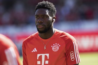 Alphonso DAVIES FC Bayern Munich with Airpods in front of the game