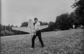 Germany, Berlin, 27.06.1991, flying a kite in Treptower Park, Europe