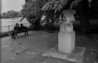 Germany, Berlin, 27 June 1991, sculpture on the banks of the Spree, Treptower Park, couple on a