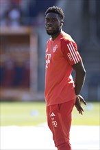 Alphonso DAVIES FC Bayern Munich with Airpods in front of the game