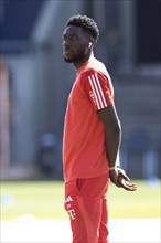 Alphonso DAVIES FC Bayern Munich with Airpods in front of the game