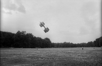 Germany, Berlin, 27.06.1991, flying a kite in Treptower Park, Europe